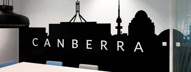 adhésif sticker d'une skyline de la ville de Canberra noire