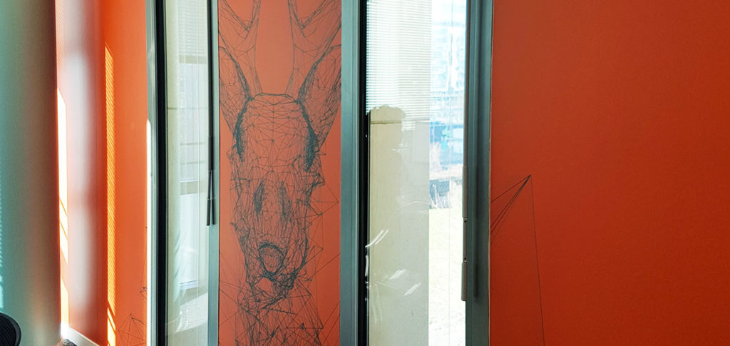 Décoration murale pour bureaux avec cerf en lines drawing et peinture