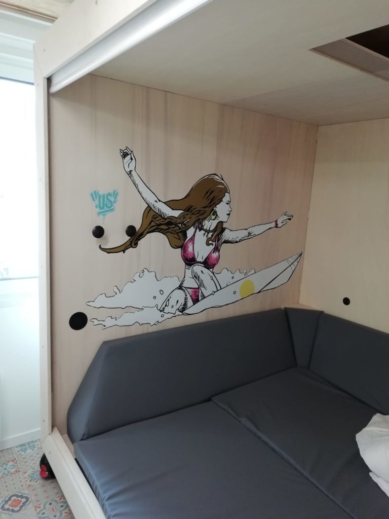 Décoration murale pour hotel avec adhésif surfeur