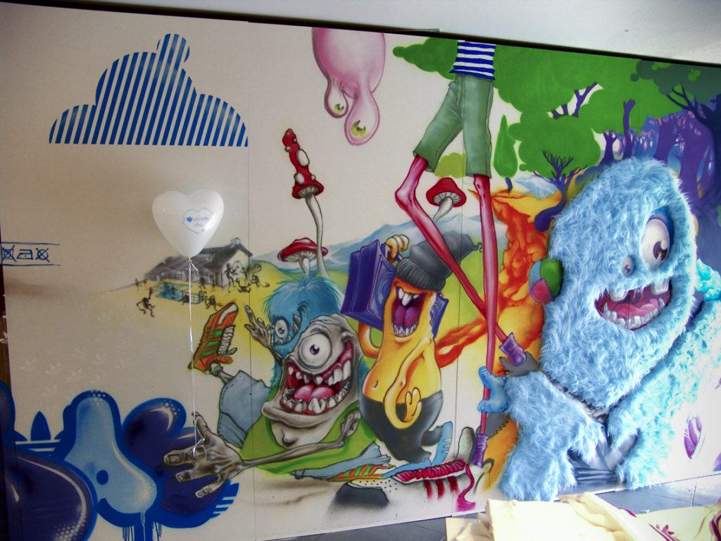 Décoration murale avec personnages imaginaires et relief